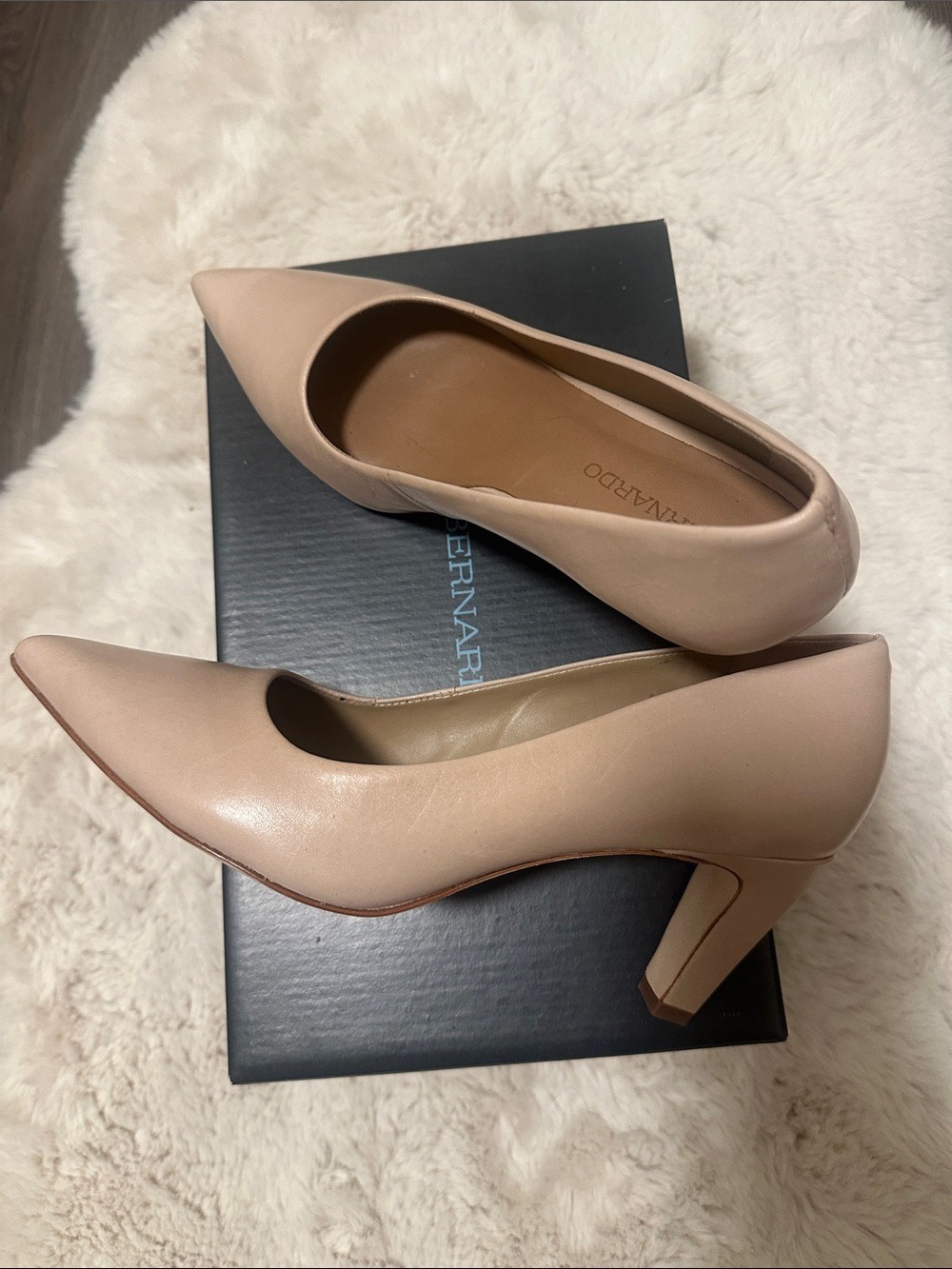 Bernardo Classic Pointed-Toe Mid Heel Pump size 8 - Picture 4 of 6